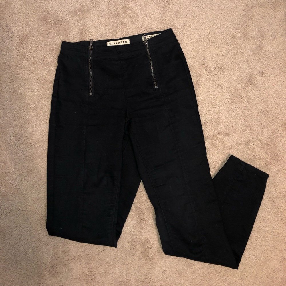 Bullhead black skinny cropped jeans.